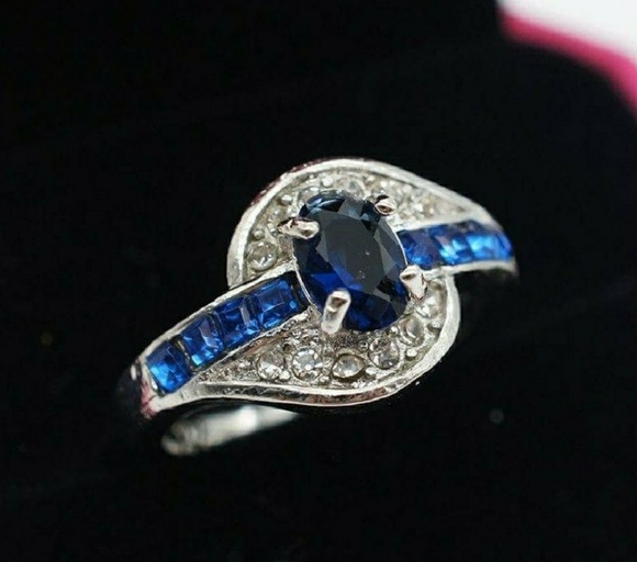 5⭐rated 18 K Plated White Gold Ring - Picture 2 of 4